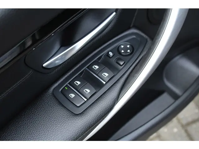 BMW 3 Serie Touring 320i High Executive 2017 Benzine 19