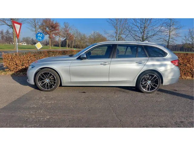 BMW 3 Serie Touring 318i Executive 2018 Benzine 15