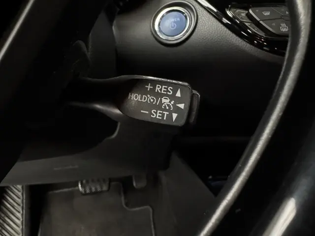 Toyota C-HR 1.8 Hybrid Bi-Tone 2018 Hybride Benzine 18