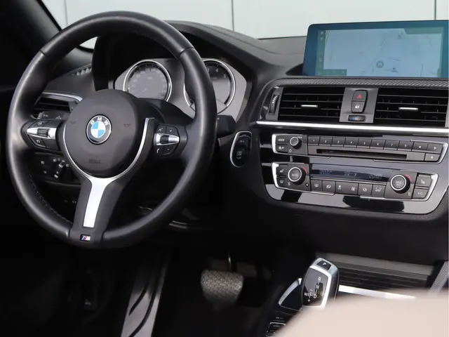 BMW 2 Serie Cabrio 220i High Executive 2021 Benzine 20