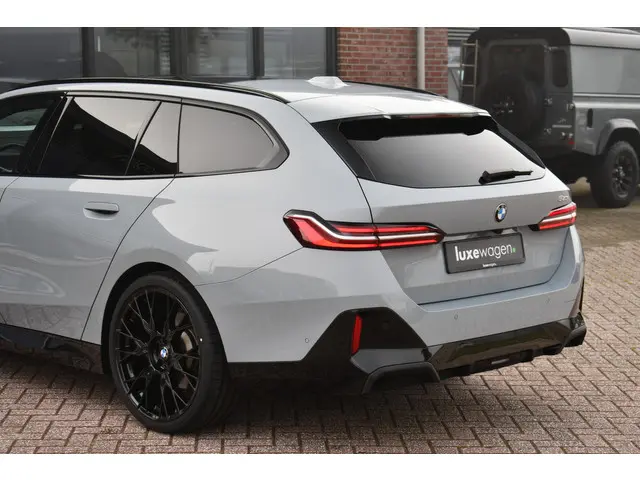 BMW 5 Serie Touring 520i M-Sport 2024 Benzine 63