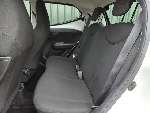 Toyota Aygo 1.0 VVT-i X-Play NAVI 2017 Benzine 12