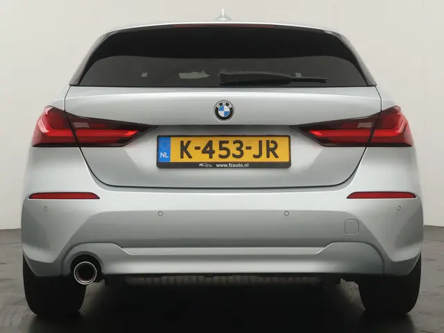 BMW 1 Serie 118i Executive Edition 2021 Benzine 4