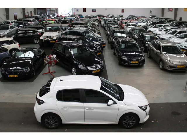 Peugeot 208 1.2 PureTech Active Pack 2021 Benzine 26