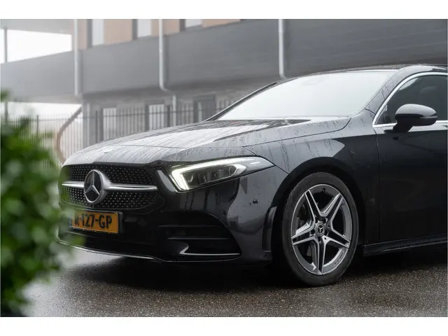 Mercedes-Benz A-Klasse 180 D AMG Pakket | 2018 Diesel 4