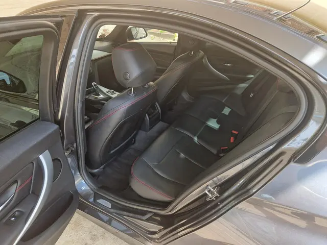 BMW 3 Serie 328i Executive 2012 Benzine 16