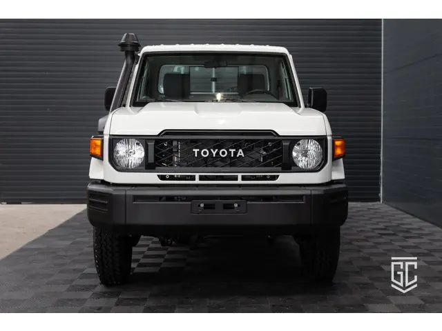 Toyota Land Cruiser GRJ79 Single Cab M/T 2024 Benzine 3