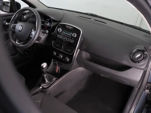 Renault Clio Estate 0.9 TCe Limited 2020 Benzine 18