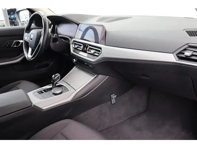 BMW 3 Serie Touring 318i Executive Edition 2020 Benzine 9