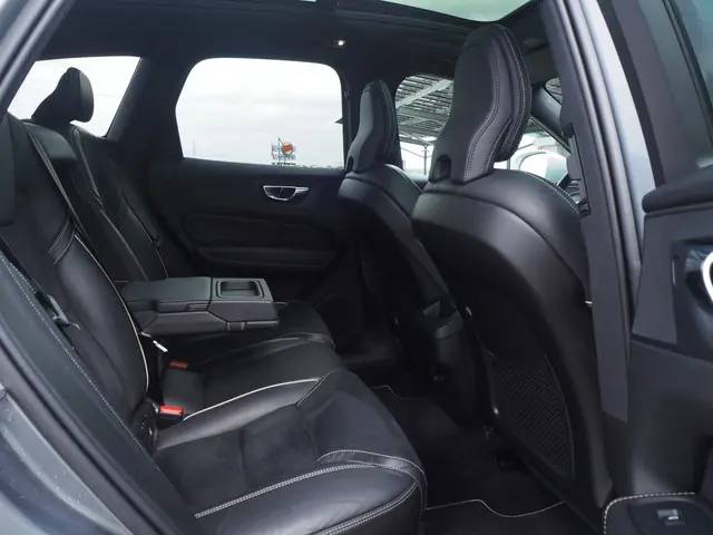 Volvo XC60 2.0 D4 R-Design 2019 Diesel 23
