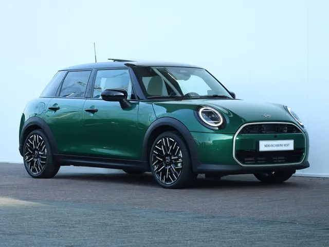 MINI 5-Deurs Mini 1.5 Cooper C Favoured L 2025 Benzine 14