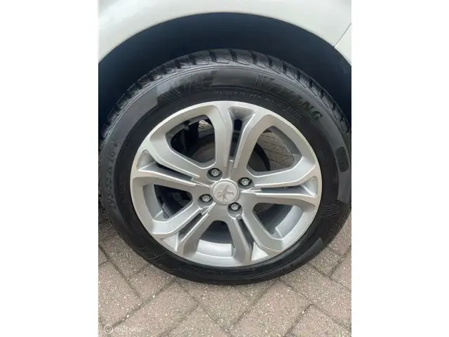 Peugeot 208 1.2 PureTech Blue Lion 2017 Benzine 9