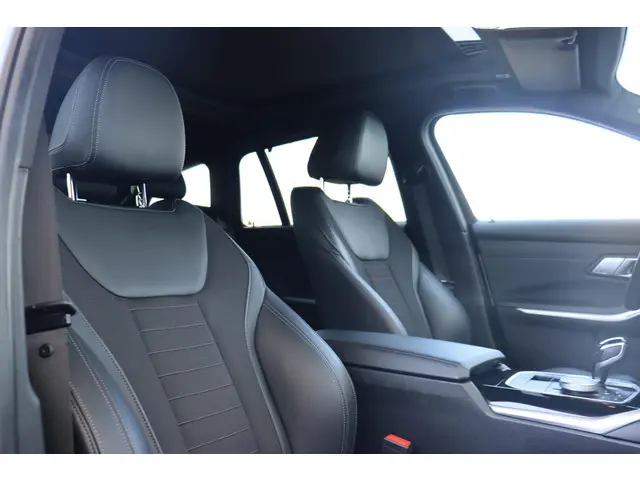 BMW 3 Serie Touring 320i Executive Edition 2020 Benzine 10