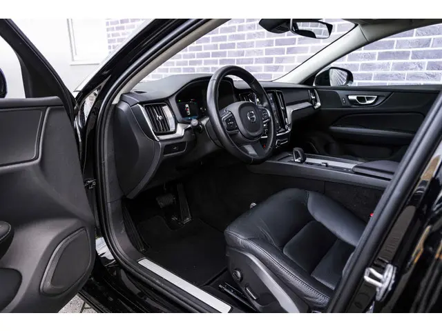 Volvo V60 2.0 B3 Essential Edition 2023 Benzine 17