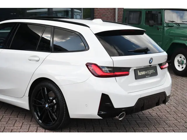 BMW 3 Serie Touring 330e M-Sport 2023 Hybride Benzine 64