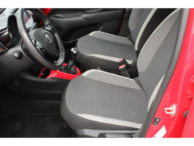 Toyota Aygo 1.0 VVT-i x-play 2018 Benzine 18