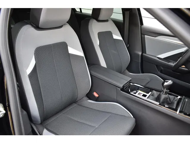 Opel Astra 1.2 Turbo Business Edition 2025 Benzine 15