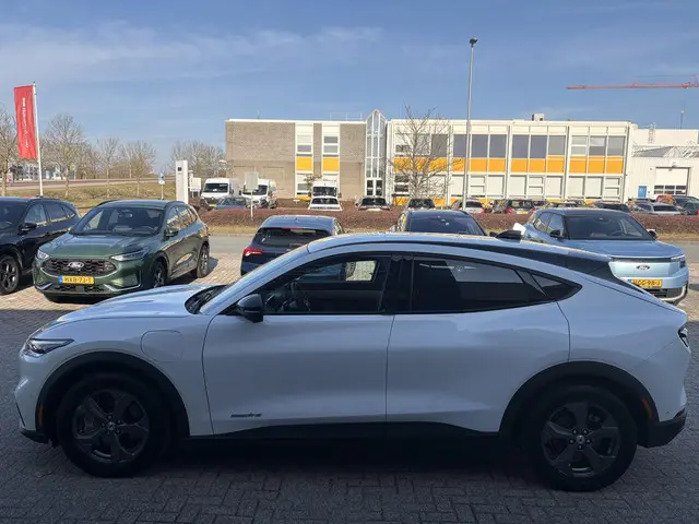 Ford Mustang Mach-E RWD 75 kWh 2023 Elektrisch 2