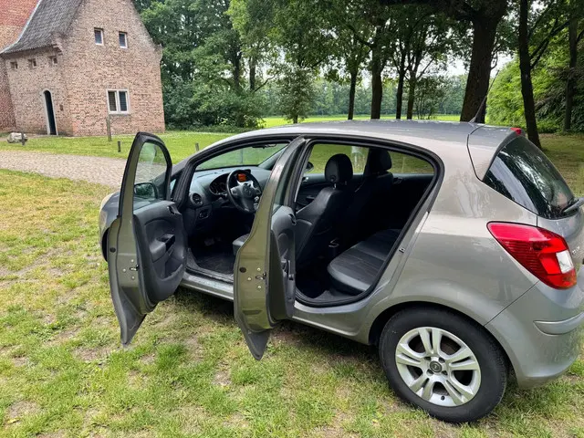 Opel Corsa 1.2-16V Anniversary Edition 2012 Benzine 9