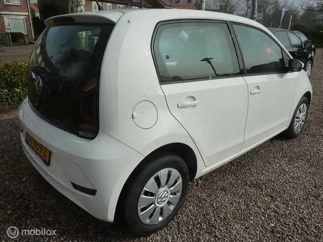 Volkswagen up! 1.0 BMT move up! 2018 Benzine 8