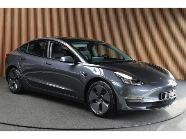 Tesla Model 3 RWD 2023 Elektrisch 8