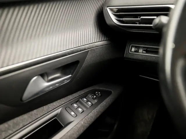 Peugeot 5008 1.2 PureTech Sport 7 Persoons 2017 Benzine 25