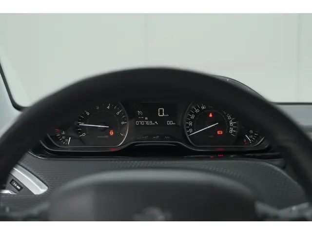 Peugeot 208 PureTech 82 Signature 2019 Benzine 37