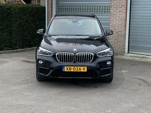 BMW X1 sDrive20i Orange Edition II 2018 Benzine 4