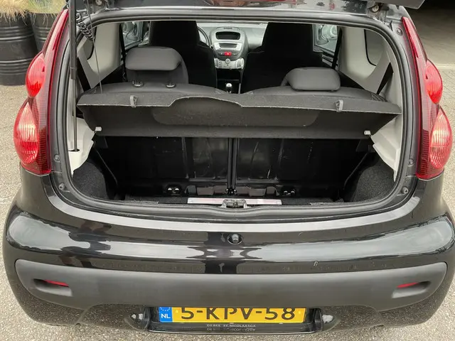 Peugeot 107 1.0 Active 2013 Benzine 16