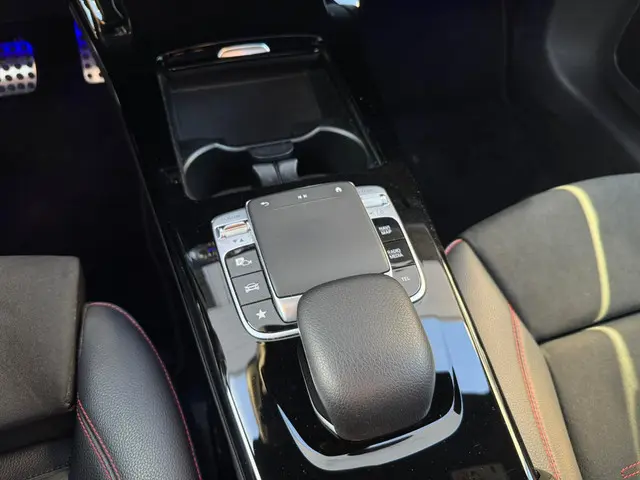 Mercedes-Benz A-Klasse 220 Premium 2021 Benzine 24