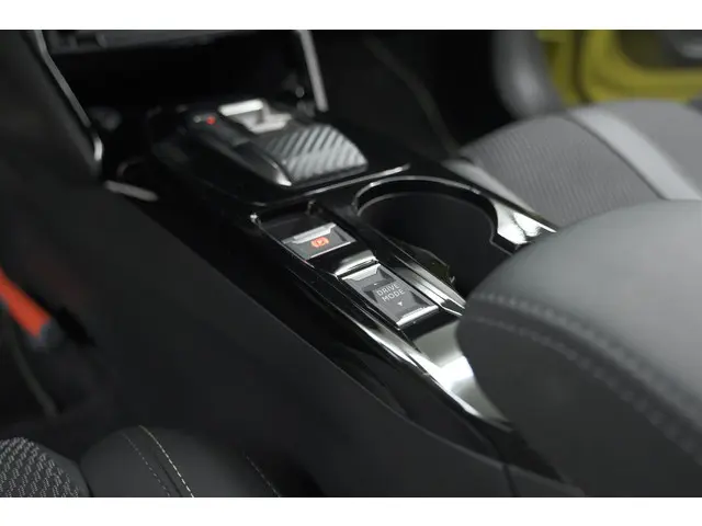 Peugeot 208 Hybrid 136 e-DCS6 GT 2024 Hybride Benzine 44