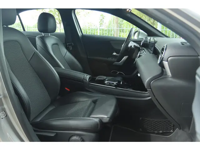 Mercedes-Benz A-Klasse 180 PREMIUM PLUS 2020 Benzine 14