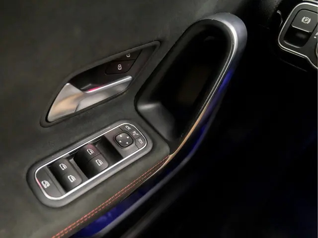 Mercedes-Benz A-Klasse 180 AMG Sport 2019 Benzine 25