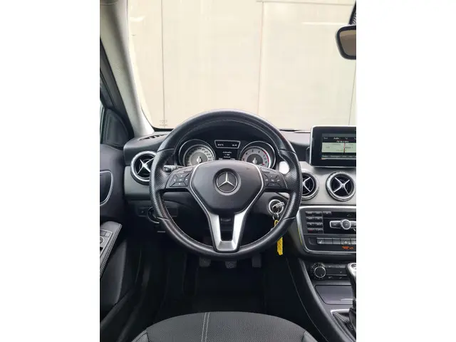 Mercedes-Benz GLA 180 Prestige 2015 Benzine 23
