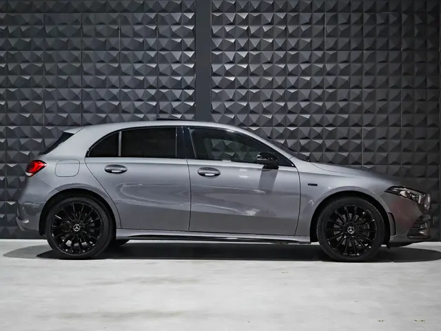 Mercedes-Benz A-Klasse 250e AMG 2020 Hybride Benzine 3