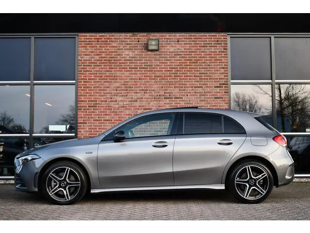 Mercedes-Benz A-Klasse 250 e AMG 2021 Hybride Benzine 36