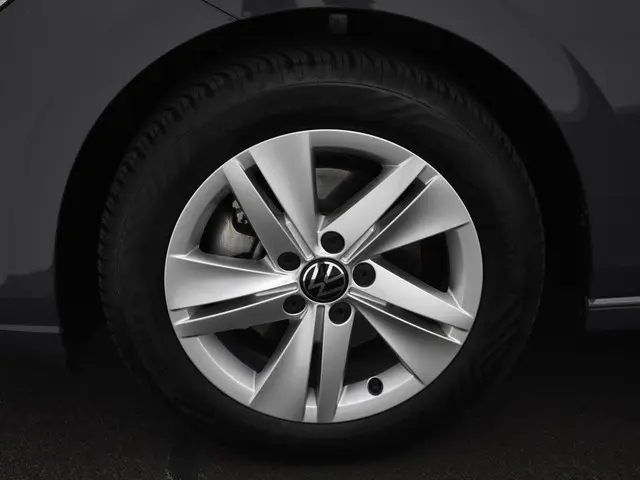 Volkswagen Golf 1.0 eTsi 110pk DSG Life 2023 Benzine 36