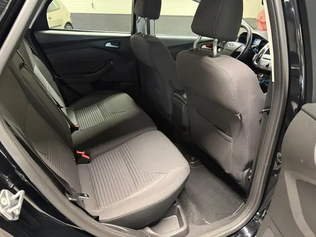 Ford Focus 1.0 Titanium Navi|Trekhaak|PDC! 2018 Benzine 17