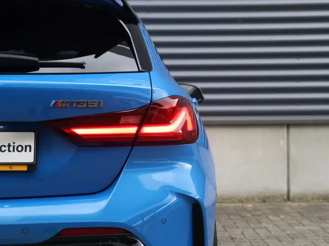 BMW 1 Serie 5-deurs M135i xDrive 2019 Benzine 40