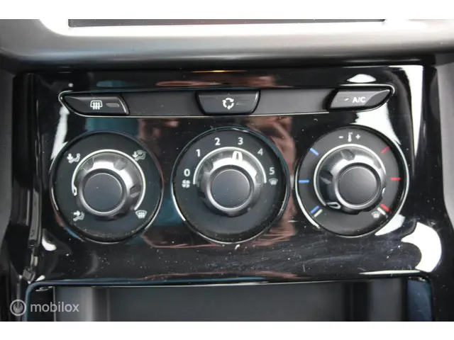 Citroën C3 1.2 PureTech Exclusive 2016 Benzine 24