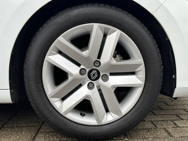 Renault Clio TCe 90 Evolution 2024 Benzine 31