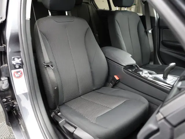 BMW 3 Serie 328i High Executive Aut- 2013 Benzine 24