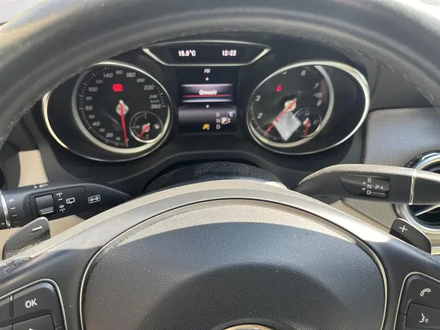 Mercedes-Benz GLA 180 Business 2018 Benzine 12