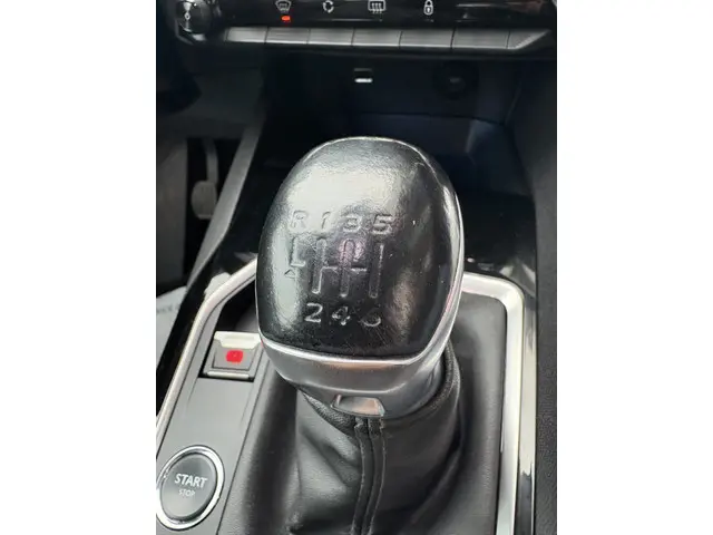 Peugeot 3008 1.2 PureTech Allure 2019 Benzine 12