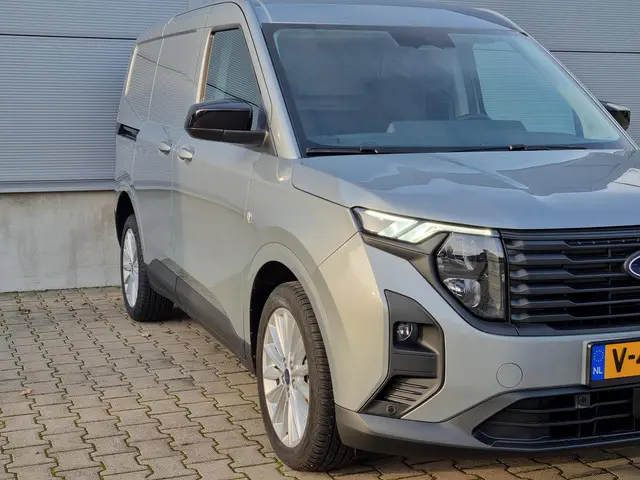 Ford Transit Courier 1.0 EcoBoost Limited 2024 Benzine 10