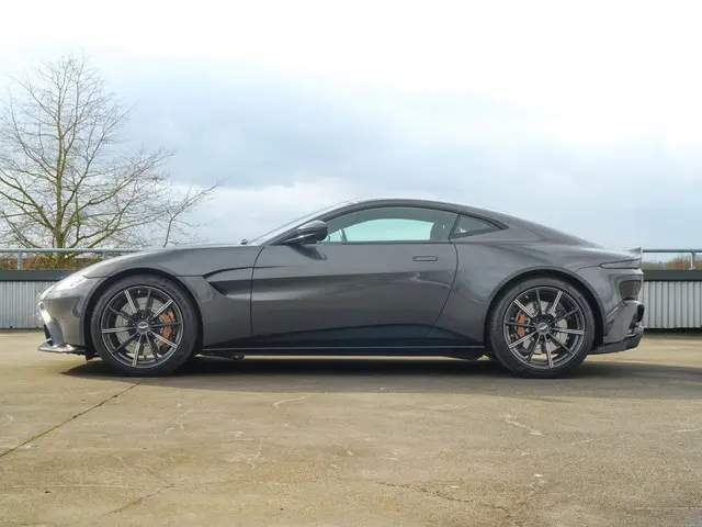 Aston Martin V8 Vantage 2