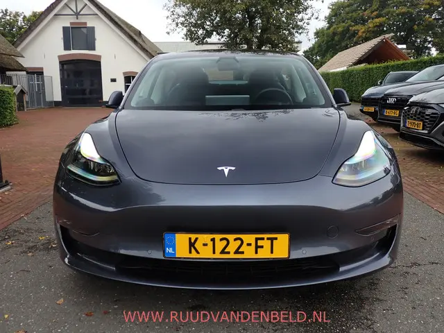Tesla Model 3 2