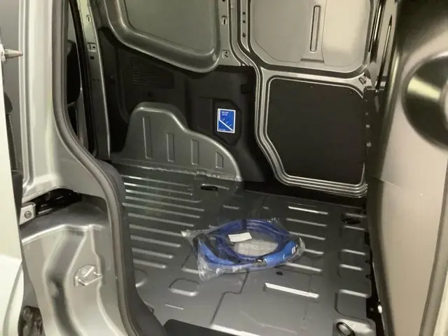 Ford E-Transit Cour. Limited 44 kWh 2025 Elektrisch 6