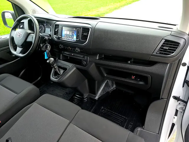 Toyota ProAce Worker 2.0 D-4D Long L3 H1 2023 Diesel 13