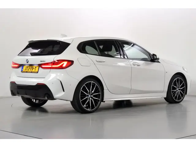 BMW 1 Serie 120iA M-Sport+ 2023 Benzine 2
